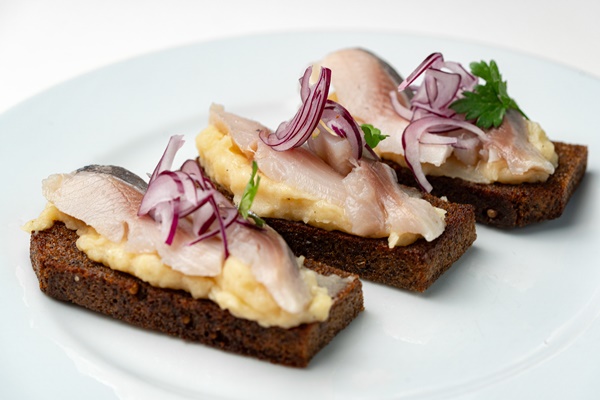 openfaced sandwiches with herring onions served white plate - Гренки с селёдкой (старинный рецепт)