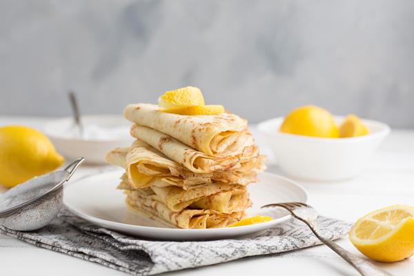 pancakes arrangement with lemon - Цитрусовые блинчики со сметаной