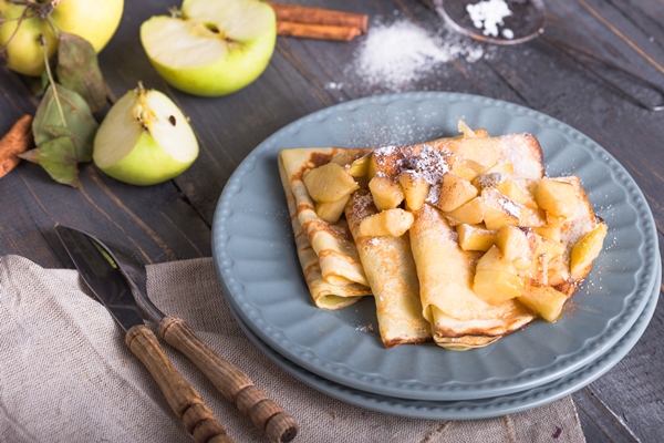 pancakes french crepes with caramelized slices apple with honey - Начинка из яблок с корицей