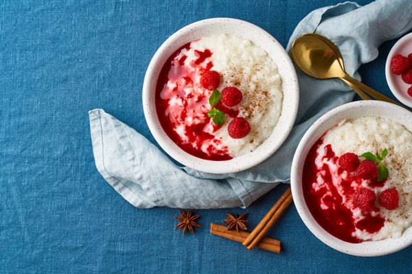 rice pudding french milk rice dessert with raspberries blueberries top view copy space - Рисовый компот (старинный рецепт)