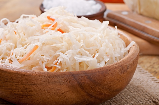 sauerkraut with carrot wooden bowl - Капуста в медовом рассоле
