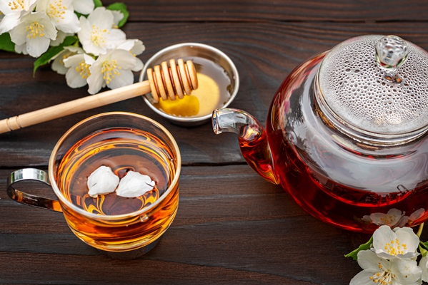 Чай чёрный с перцем и мёдом steamed glass teapot elegant cup with tea petals honey dipper - Чай чёрный с перцем и мёдом