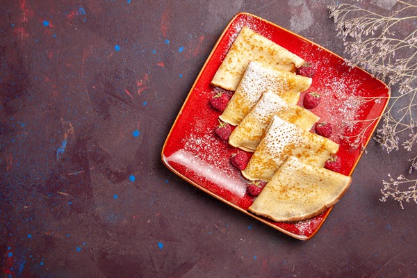 top view yummy sweet pancakes inside red plate with raspberries black - Творожные блинцы на кефире