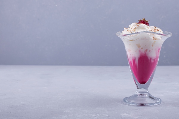 vanilla strawberry icecream with cinnamon powder glass cup - Миндальное молоко со сливками