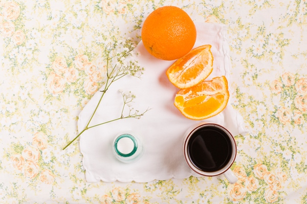 whole orange slice coffee cup gypsophila milk bottle floral backdrop - Кофейно-апельсиновый напиток