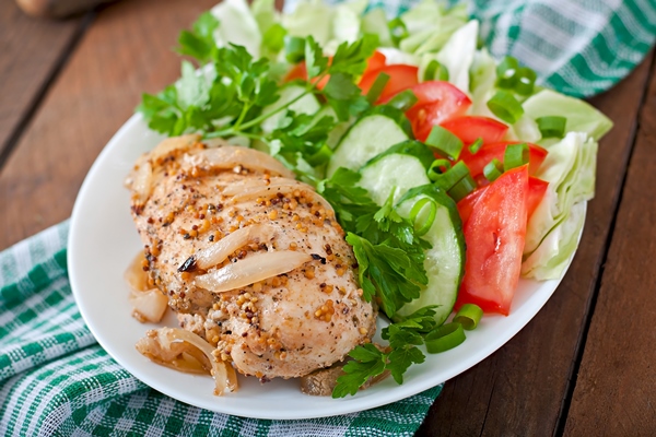 baked chicken breast fresh vegetables plate - Томление