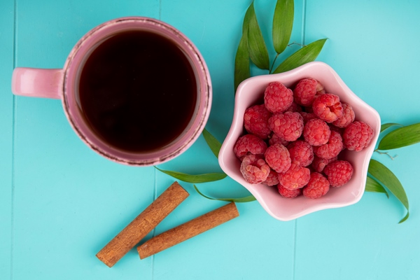 close up view cup tea bowl raspberry with cinnamon leaves - Деревенский чай