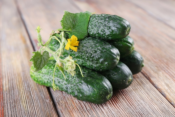cucumbers wooden background - Как дольше сохранить огурцы свежими