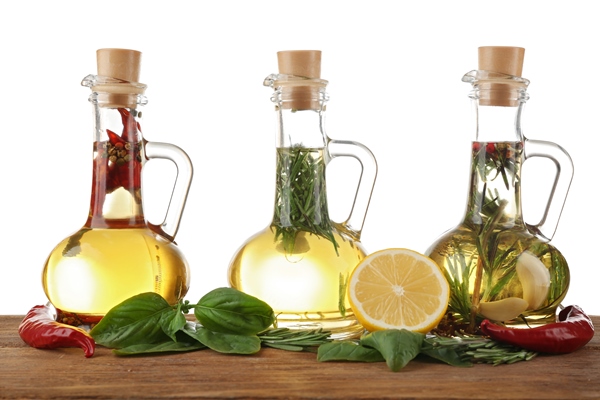 olive oil with spices isolated white - Пряный уксус