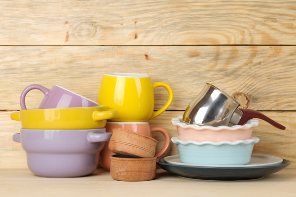 stack dishes colored dishes natural wooden table multi colored cups bowls - Как правильно мыть посуду
