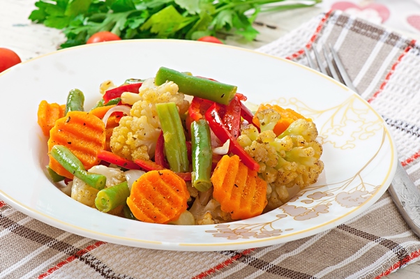 steamed vegetables cauliflower green beans carrots onions - Припускание разных продуктов