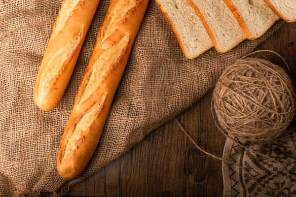 tasty baguette with slices white bread - Домашний пшеничный хлеб без масла