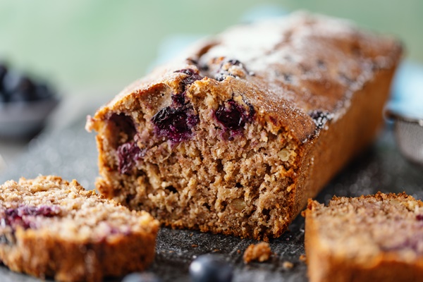 tasty homemade sweet cake with berries - Постная коврижка на варенье