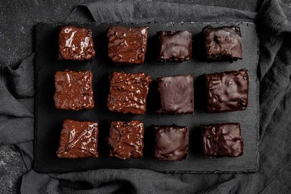 top view chocolate cake pieces - Постная шоколадная помадка