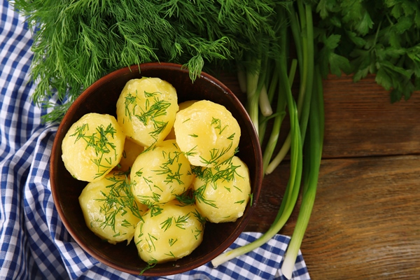 boiled potatoes with greens bowl table close up - Картофель на пару в мультиварке