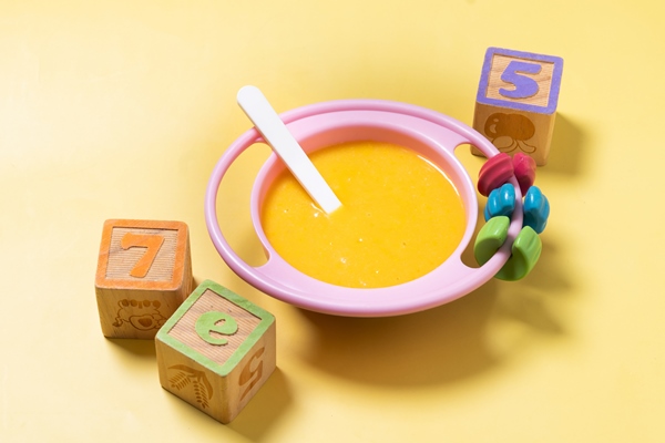 bowl with baby food vegetable puree yellow background - Пюре из курицы с овощами (для детей до 1 года)
