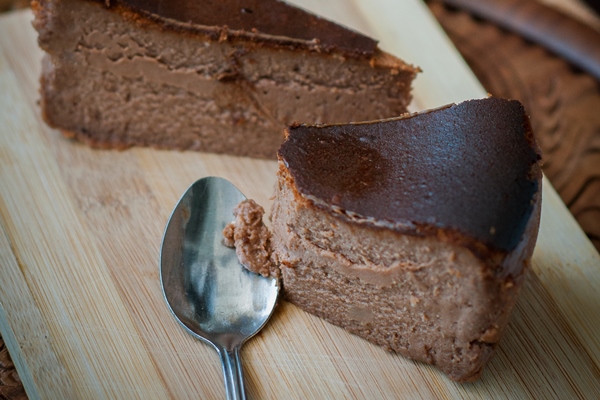 burnt chocolate cheesecake brown wooden background selective focus - Шоколадный чизкейк Сан-Себастьян