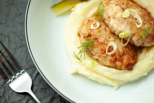 chicken cutlets served mashed potatoes with green onions dill - Котлеты, запечённые в духовке