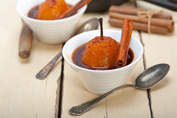 close up poached pears bowls table - Фрукты в сиропе