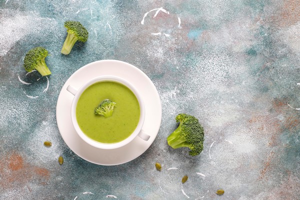 delicious green homemade broccoli cream soup - Пюре из брокколи для детей до 1 года