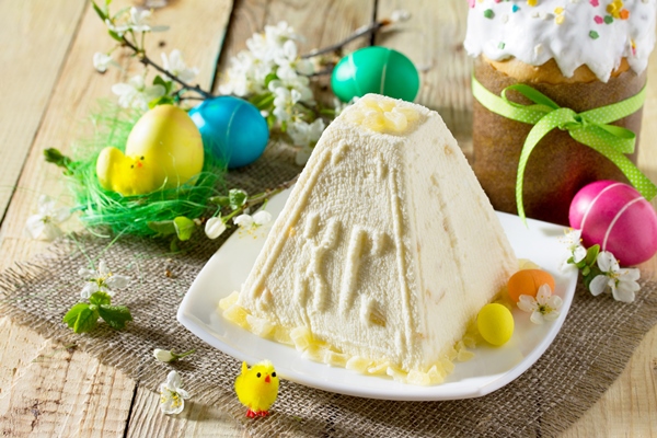 easter background traditional easter treats cakes colorful easter eggs copy space - Русская творожная пасха