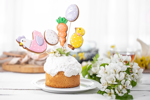 Глазурь без сахара и яиц easter composition with beautifully decorated easter cake spring flowers concept preparing easter holiday - Глазурь без сахара и яиц