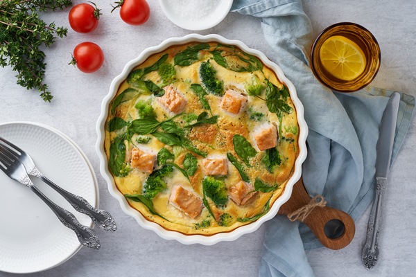 egg based frittata omelette with salmon broccoli spinach italian dish crustless quiche - Брокколи с лососем и моцареллой в сливочном соусе