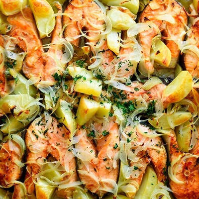 Лосось, запечённый с картофелем и луком в горчичном масле