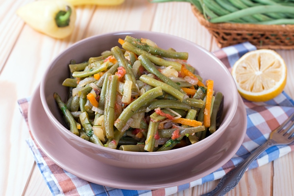green beans with garlic brown bowl - Гарнир из стручковой фасоли с морковью
