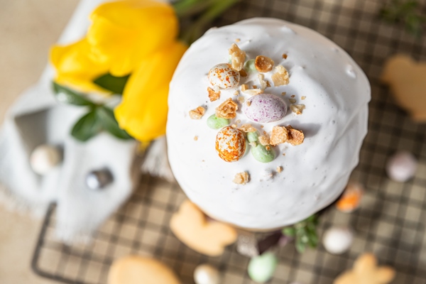 kulich traditional orthodox easter sweet bread decorated with meringue candy - Сахарная глазурь для кулича