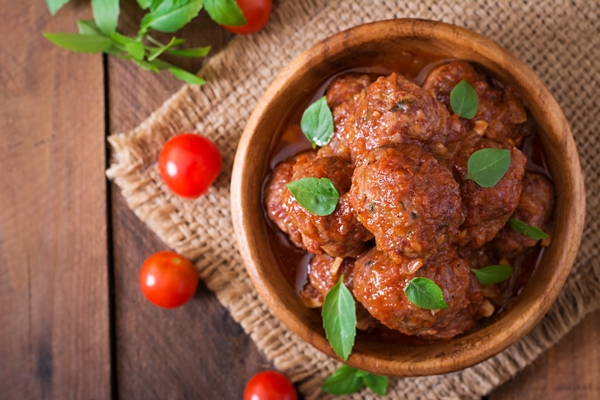 meatballs sweet sour tomato sauce basil wooden bowl - Тефтели с сыром