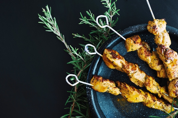 pan with shish kebab near rosemary - Куриный шашлык на гриле