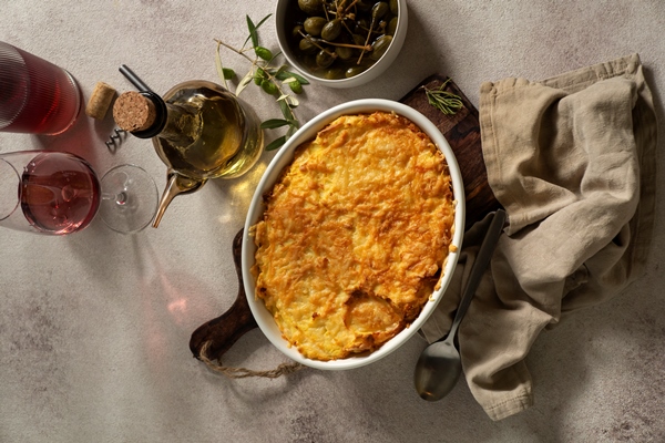 portuguese traditional delicious empadao dish - Запеканка с телятиной и почками