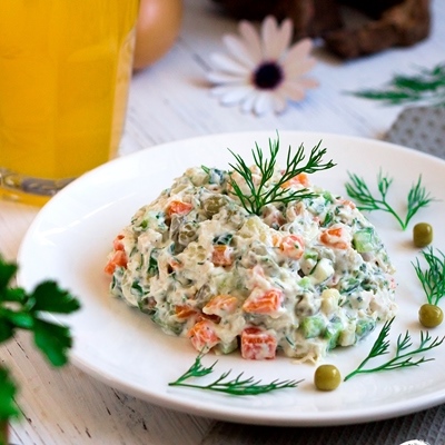Постный салат из печени трески
