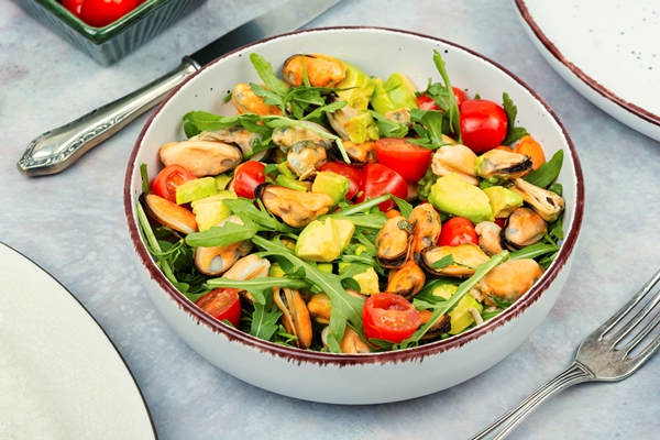 seafood salad with mussels - Салат с мидиями, авокадо, помидорами