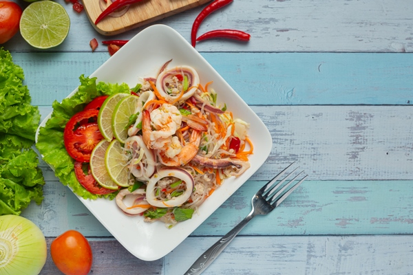 spicy mixed seafood salad with thai food ingredients - Салат из кальмаров с редькой