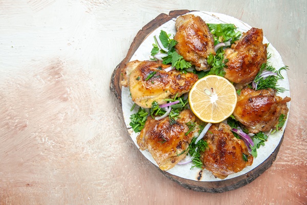 top close up view chicken chicken with lemon onion herbs lavash - Куриные окорочка жареные