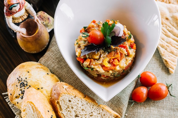 top view grill vegetable salad with tomatoes bread - Икра из кальмаров