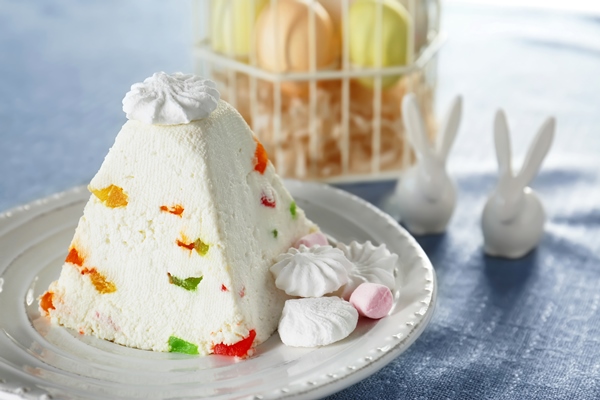traditional curd easter cake with candied fruits light table - Творожная пасха без масла
