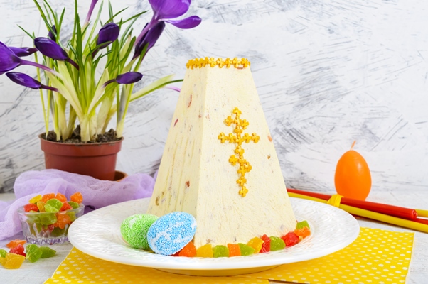 traditional curd easter cake with candied fruits spring flowers crocus holiday light background - Быстрая творожная пасха