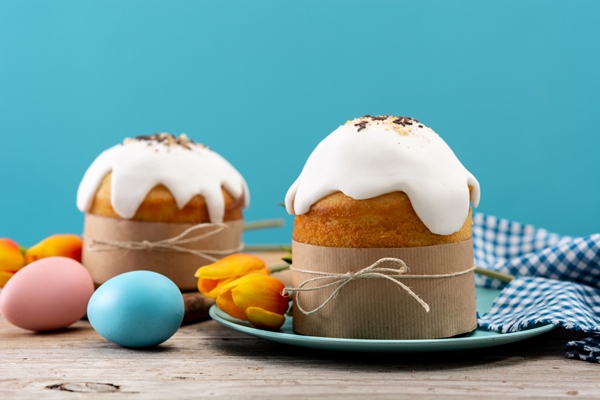 traditional easter cake colorful eggs tulips wooden table - Полезные советы при выпечке куличей