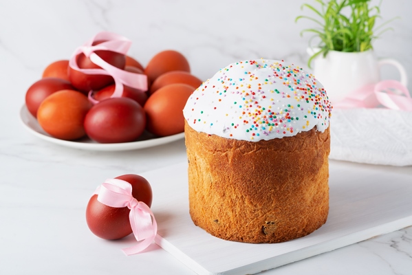 traditional easter cake sweet bread eggs white table easter treat holiday symbol - Как использовать подсохшие куличи