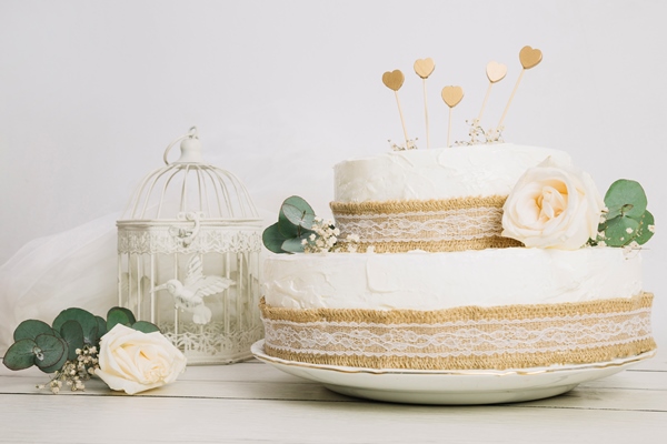 wedding cake with flowers - Меренговый торт со взбитыми сливками