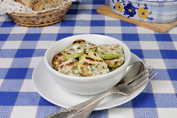 kabacki v slivocnom souse s ukropom i cesnokom - Кабачки под чесночным соусом