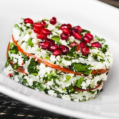 Слоёный салат с помидорами, редисом и творогом