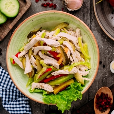 Салат с отварной курицей и перцами