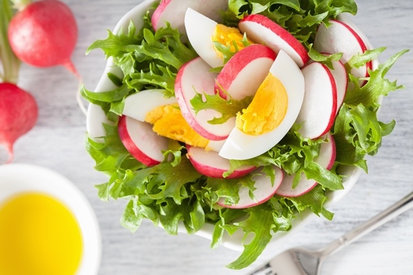 poleznyi salat s redisom i zelenymi list ami - Салат из редиса с ботвой