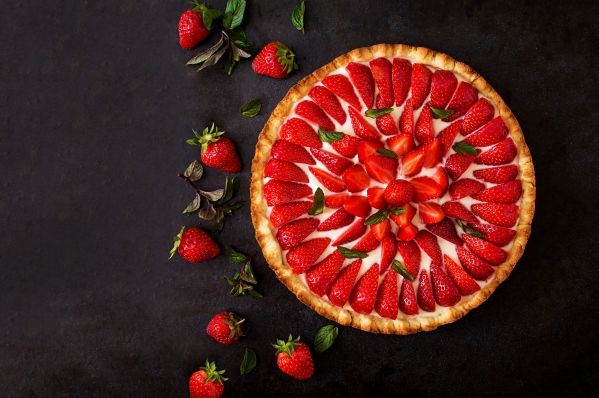 tart s klubnikoi i vzbitymi slivkami ukrasennymi list ami maty - Галета "Клубничный чизкейк"