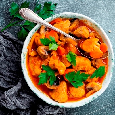 Гуляш из отварной курицы