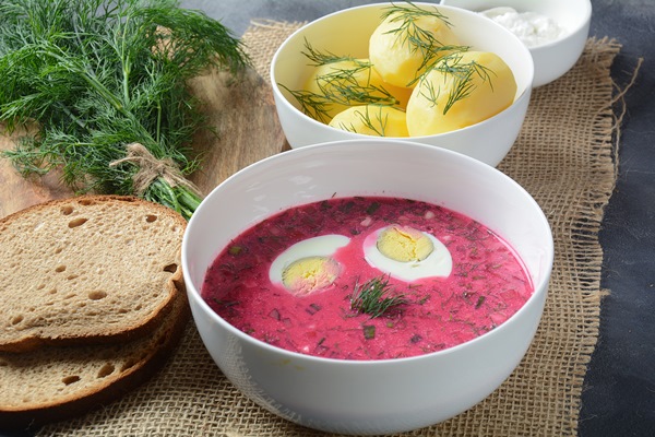 tradicionnyi belorusskii russkii i ukrainskii holodnyi krem sup iz svekly - Окрошка на свекольнам квасе с редькой и мясом
